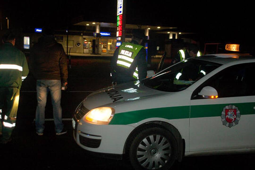 Pagrobtu automobiliu važinėjosi po miestą
