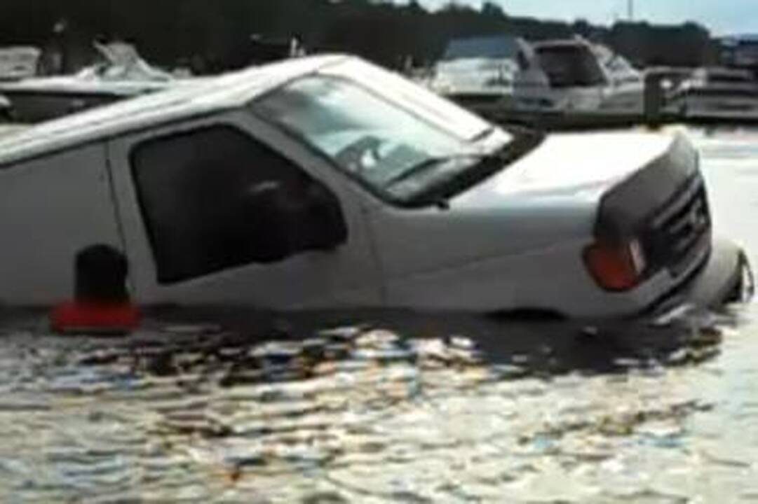 Kvaila situacija: automobilis per arti vandens