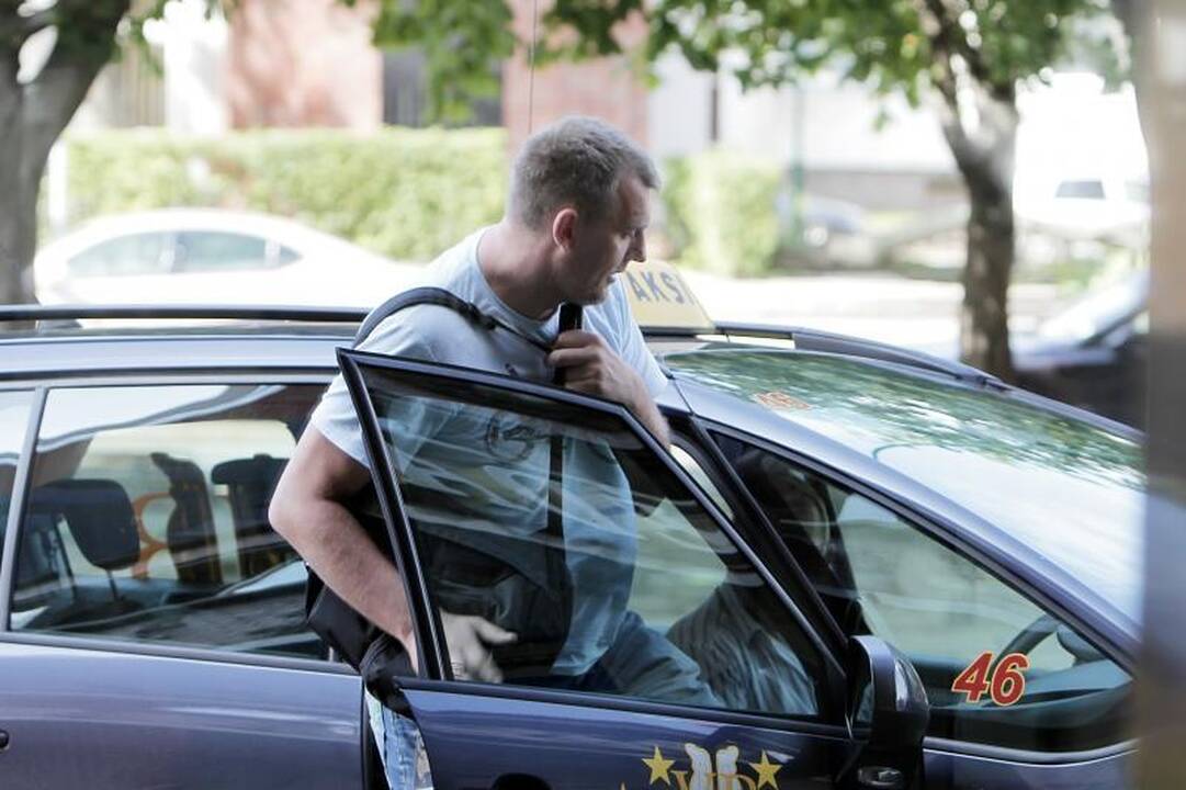 Girtas G.Einikis uostamiesčio kavinėje kabinėjosi prie moterų
