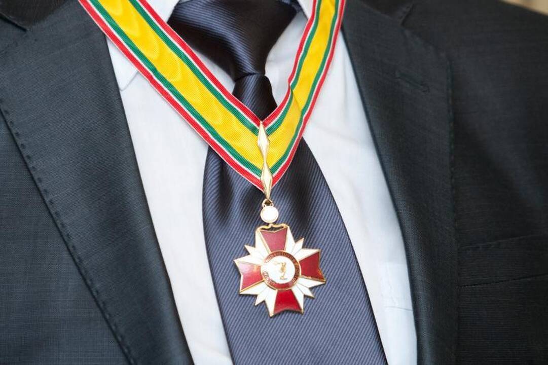 Garbės ženklai – aktoriui L. Zelčiui ir fotografui A. Macijauskui