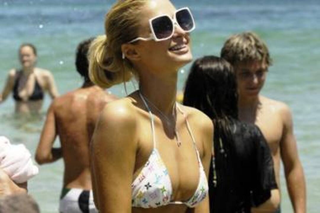 Paris Hilton neigia kaltinimus dėl neatsargaus vairavimo