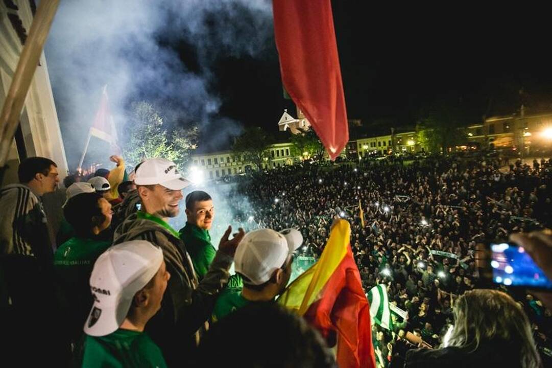 Laimingi sirgaliai Rotušės aikštėje skandavo „Žalgirio“ vardą 