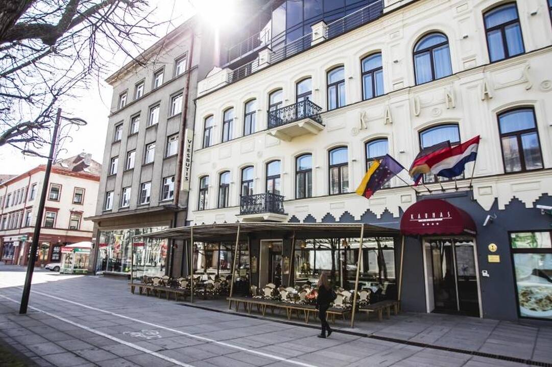 Chuliganų šou: lūžo restorano durys, sumuštas apsaugos darbuotojas