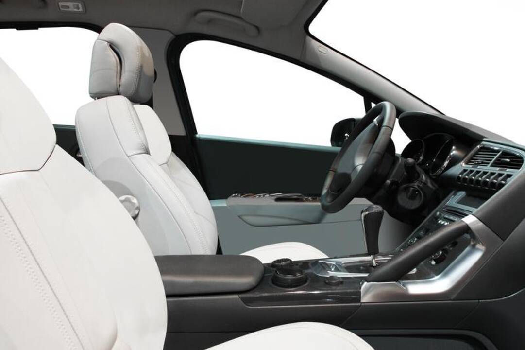 Projektuojamas automobilis su „permatomomis“ galinėmis sėdynėmis