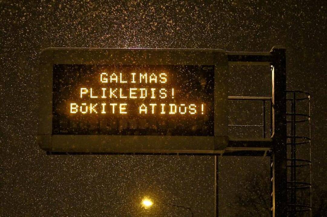Eismo sąlygos dėl plikledžio  sudėtingos