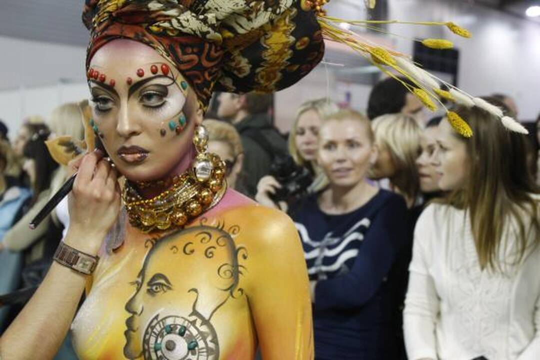 Užupyje nuogas kūnas jungsis su muzikinėmis improvizacijomis