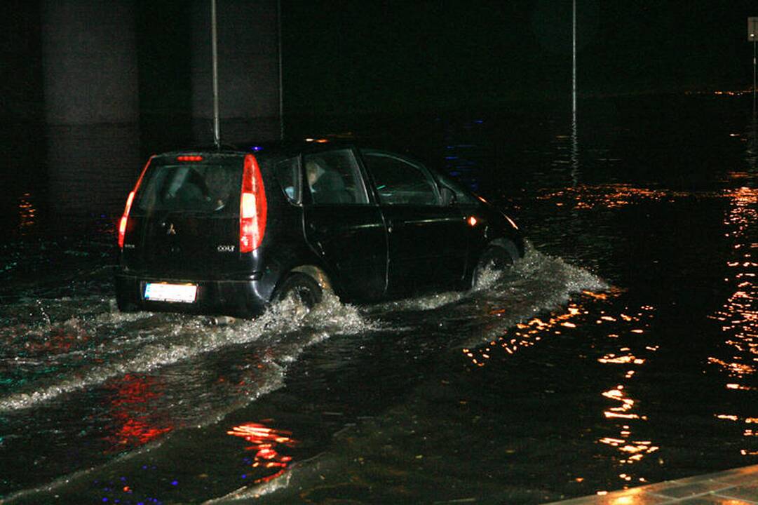 Vilniuje ugniagesiai išgelbėjo liūties apsemtame automobilyje įstrigusią moterį