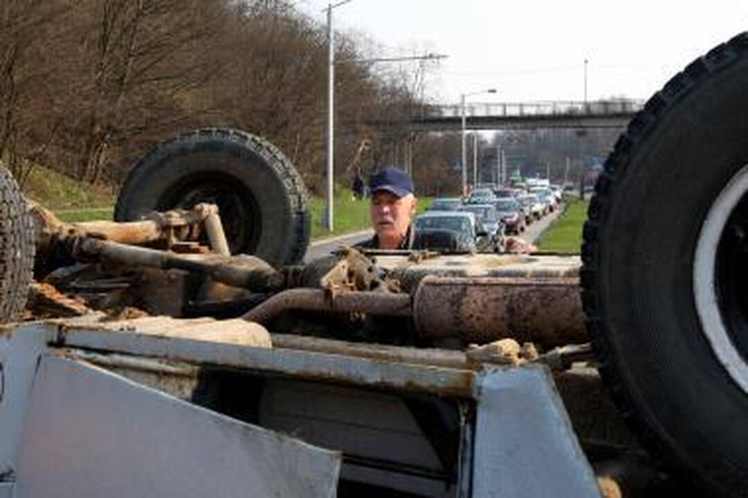 Sekmadienį Kaune apvirto mikroautobusas