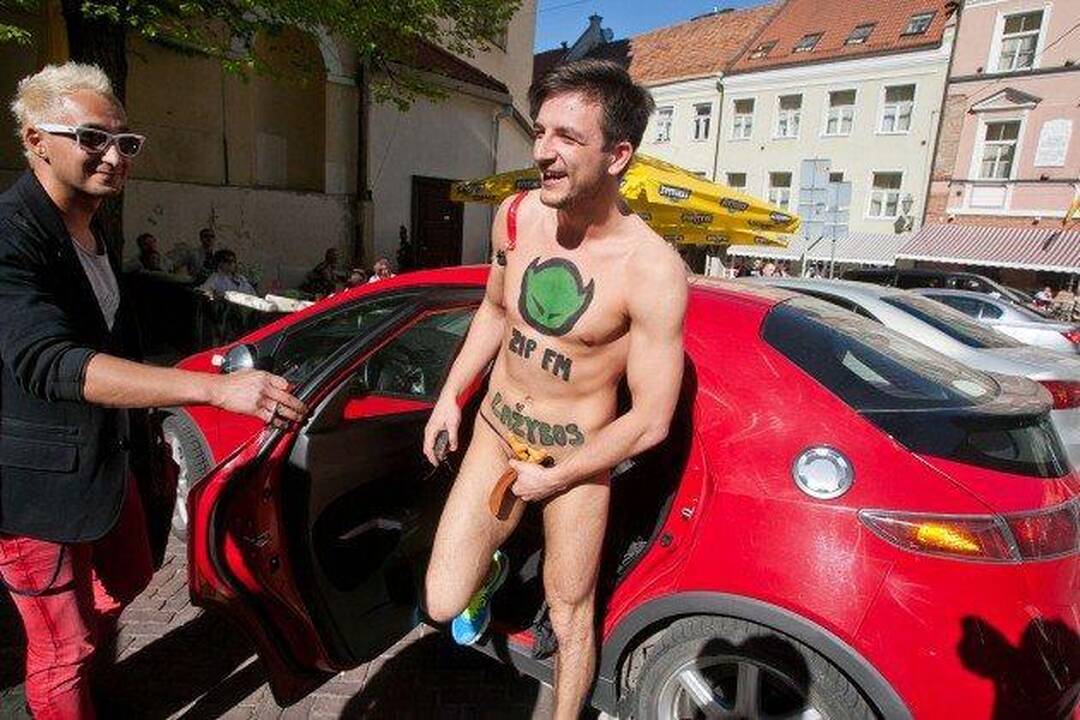 Radijo laidų vedėjas Modestas Švoba Pilies gatve bėgo apsinuoginęs