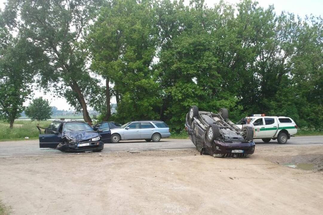 Kauno rajone per avariją apvirto visureigis