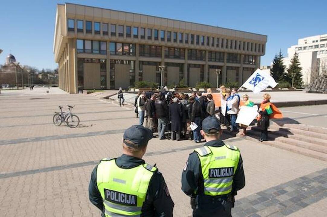 Vilniuje protestuos pareigūnai