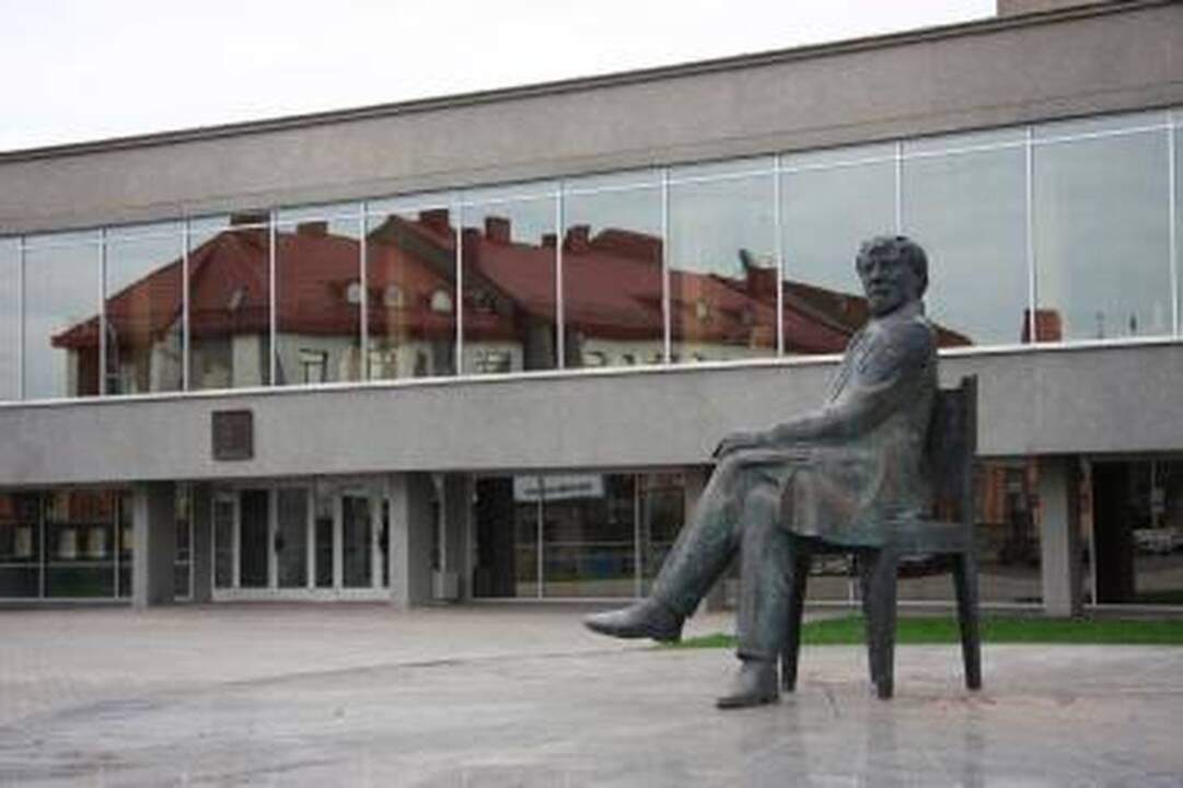 J.Miltinio dramos teatras neišsivaduoja iš intrigų sūkurio