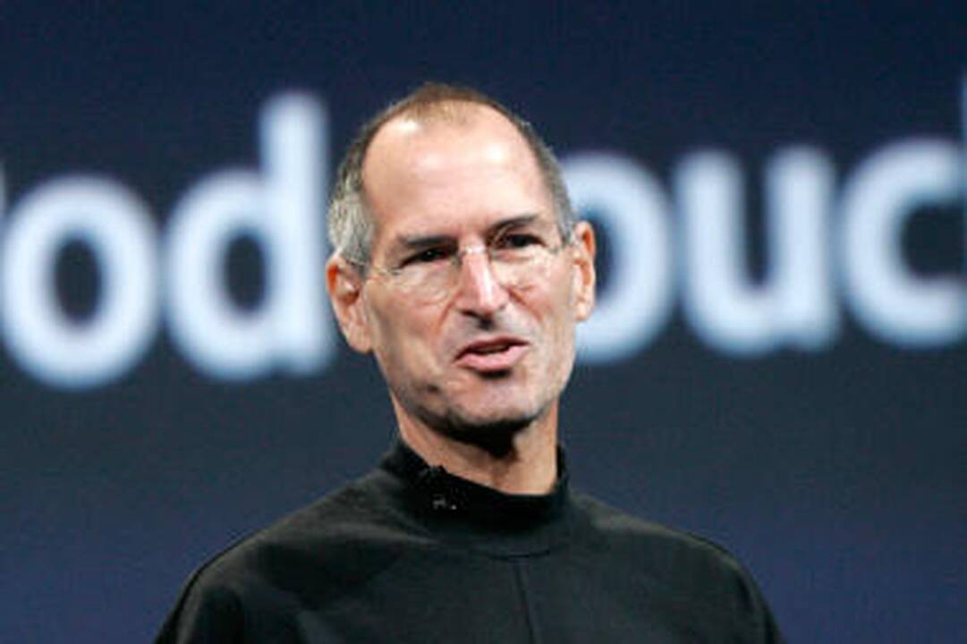 S.Jobsas pusmečiui skiriasi su "Apple"