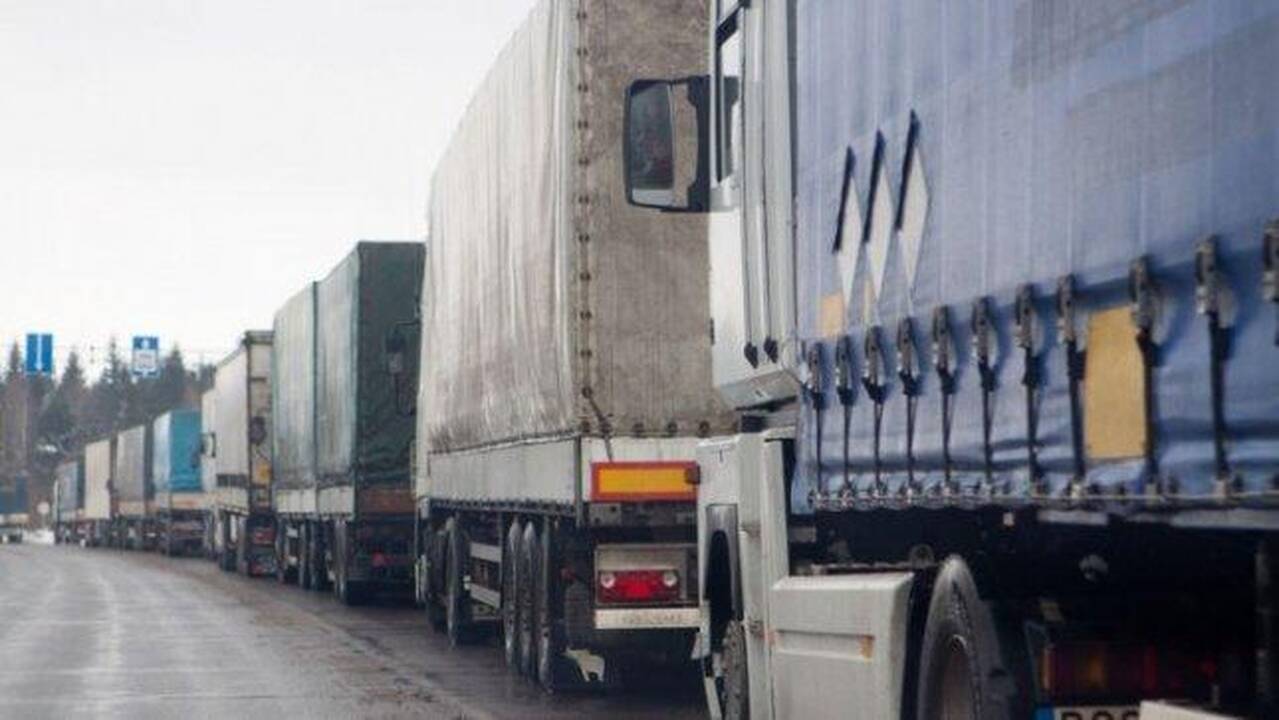 Demaskuota tarptautinė sukčių grupuotė, besivertusi vilkikų prekyba 