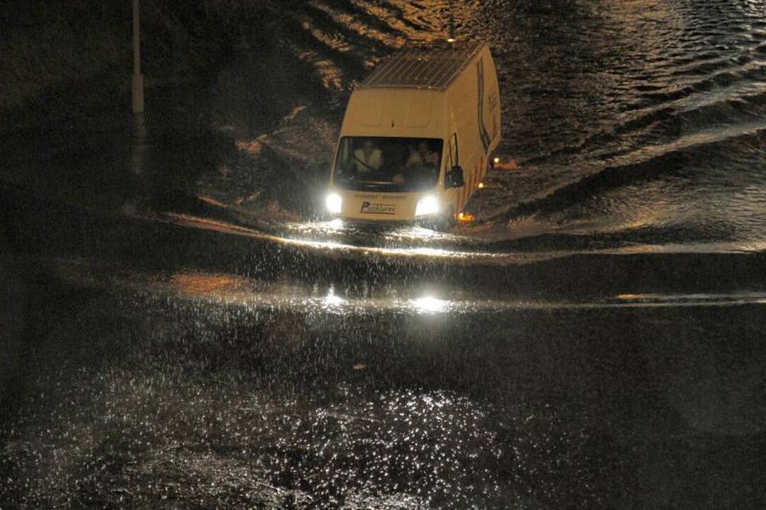 Vilniuje ugniagesiai išgelbėjo liūties apsemtame automobilyje įstrigusią moterį