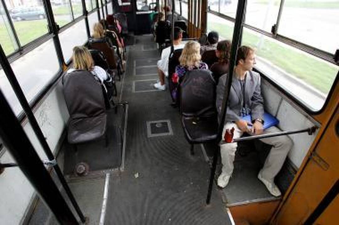 Kaune iš maršrutinio autobuso iškrito senutė  
