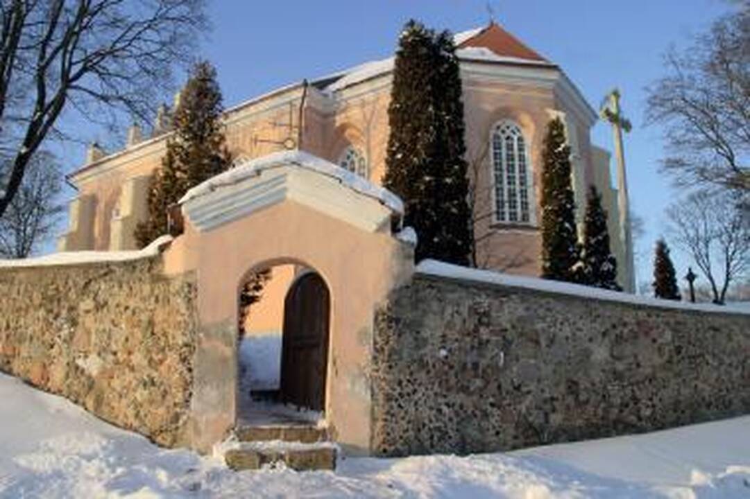 Stebuklingomis galiomis išgarsėjęs Merkinės piramidės kupolas grius?