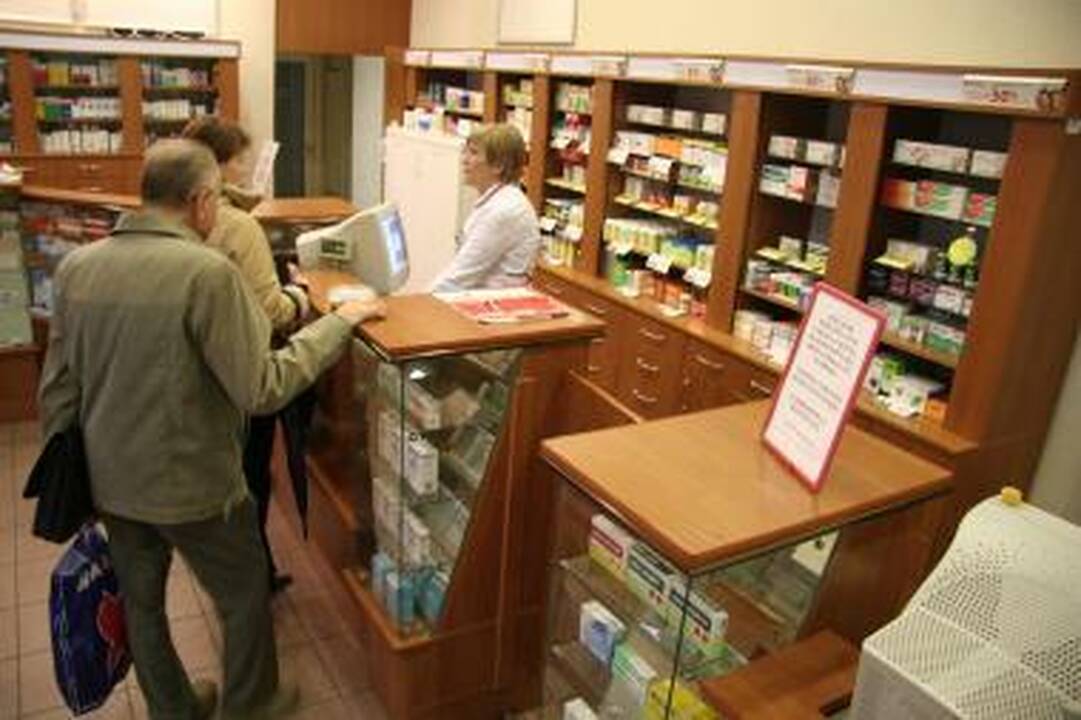 Ketinama stabdyti licencijas keturioms vaistinėms, taikiusioms per didelius antkainius