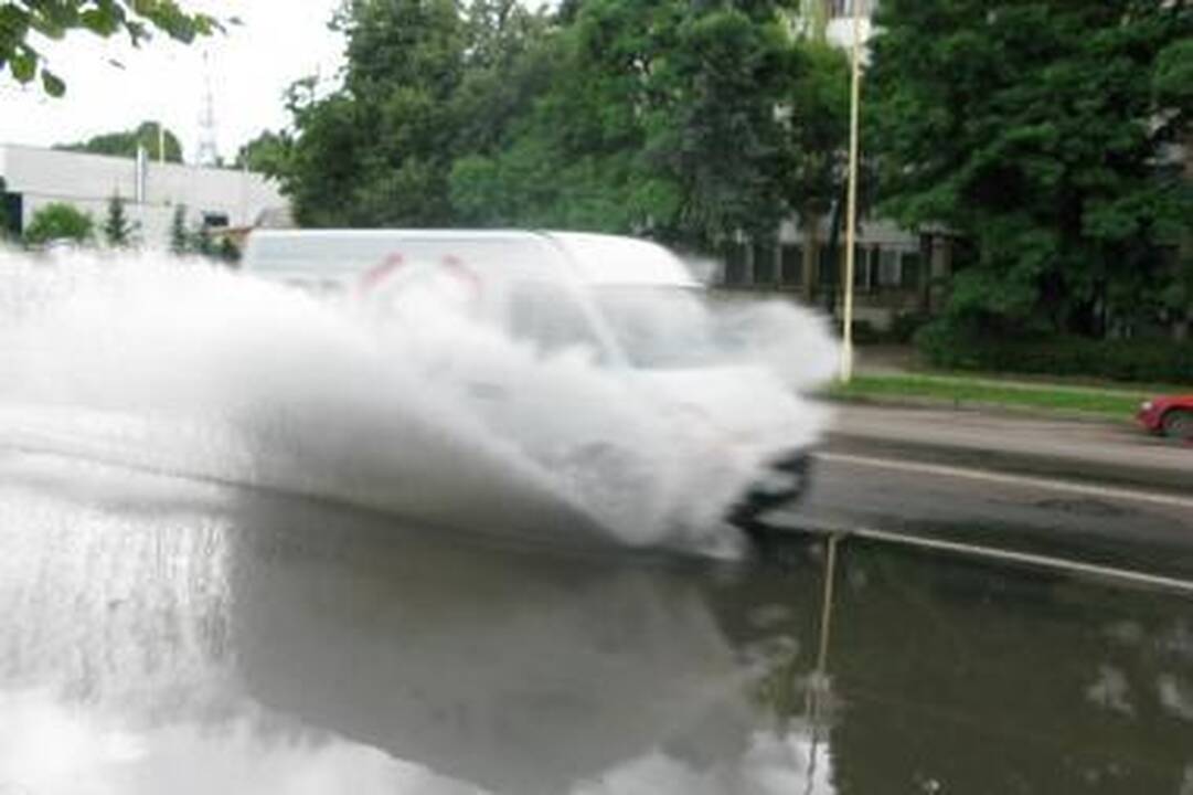 Per Kauną praūžusi audra sėmė rūsius, automobilius ir prišiukšlino gatves