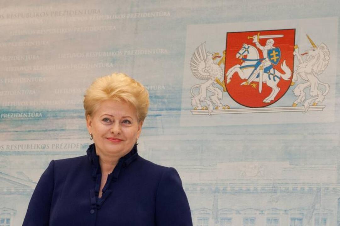 D.Grybauskaitė: atlyginimus kelti jau galima, tik atsargiai