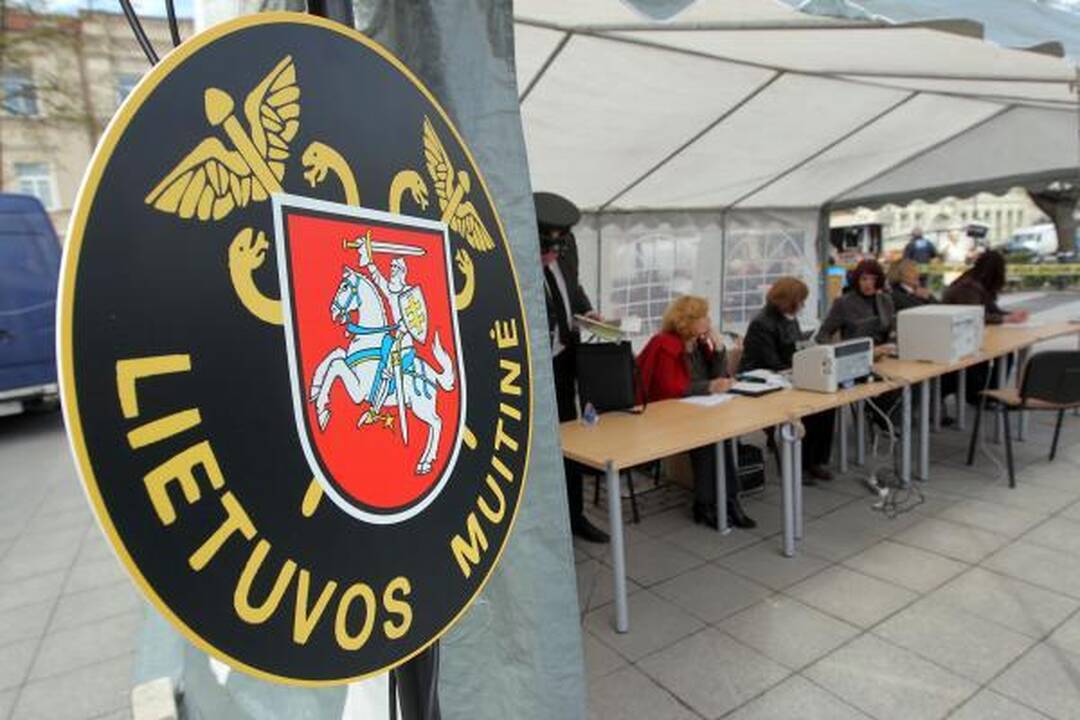 Už atlyginimams skirtas lėšas Muitinės departamentas pirko uniformas