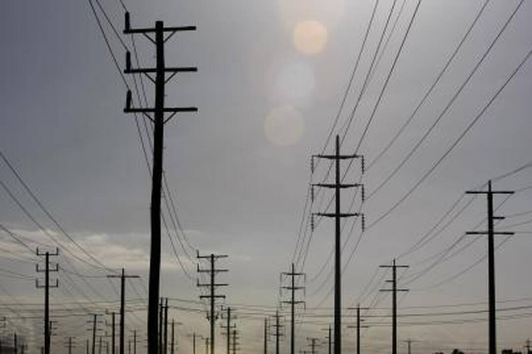 Rytų Lietuvoje be elektros - 5 tūkst., Vakarų - 8 tūkst. vartotojų