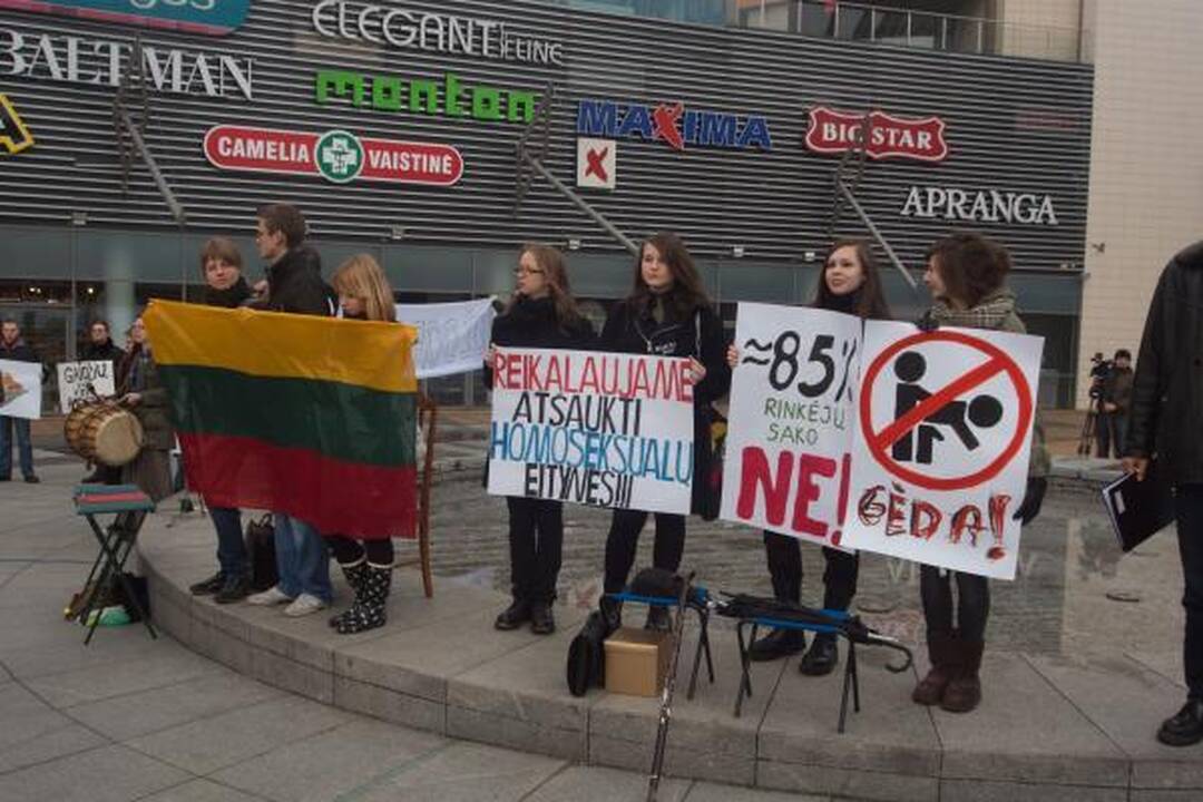 Proteste prieš gėjų eitynes - radikalūs šūkiai (papildyta)