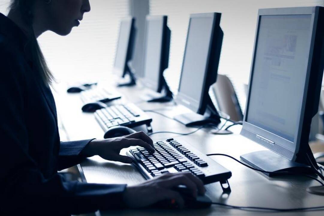 Aušinimo sistema, panardinanti į skystį net motininę plokštę 