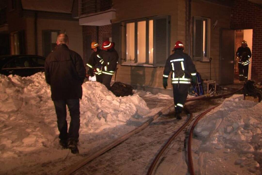 Palangoje užsidegė pirtis, viduje gali būti žmonių