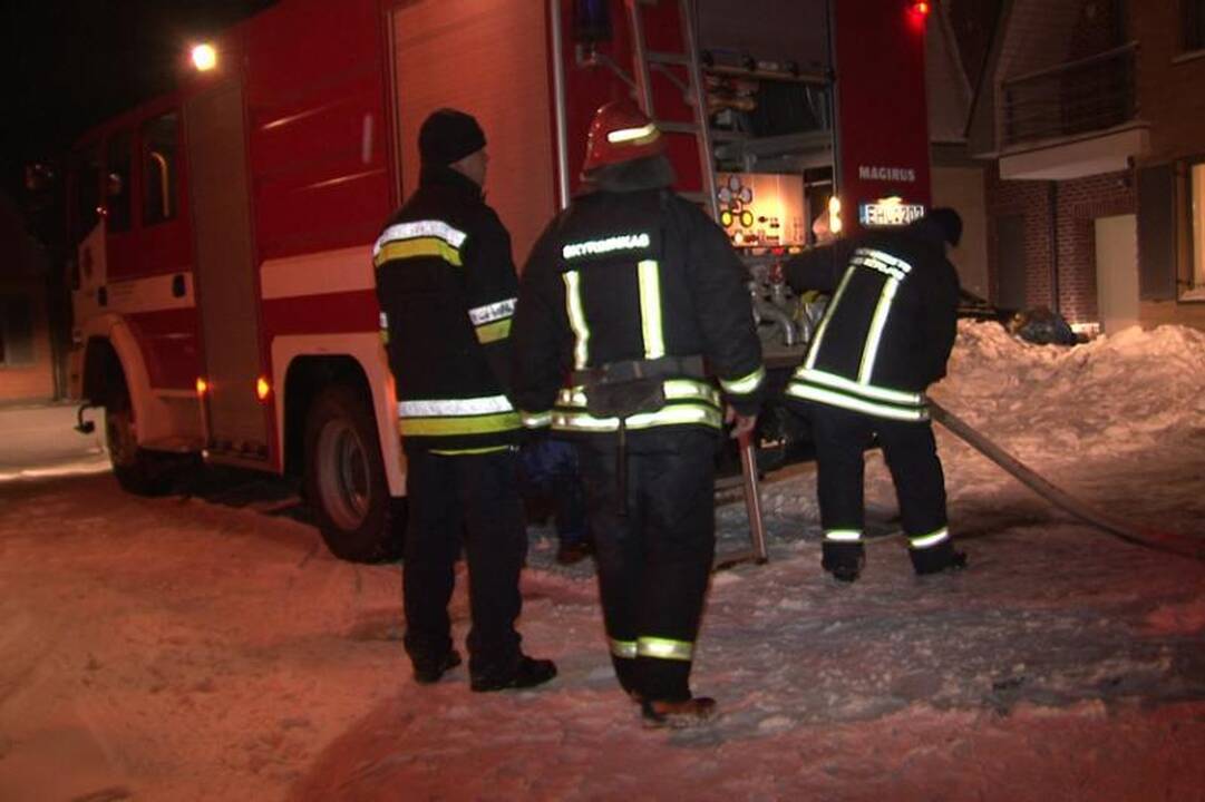 Palangoje užsidegė pirtis, viduje gali būti žmonių