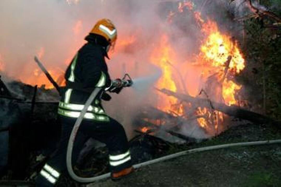 Ugniagesiai išgelbėjo du benamius