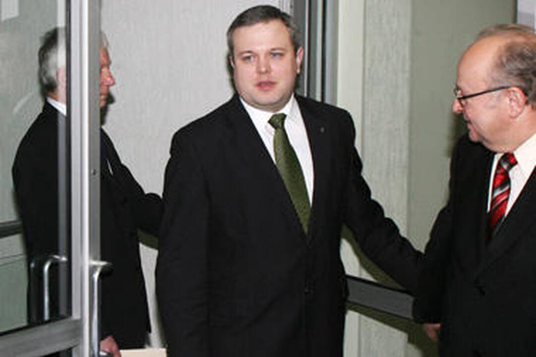 Apskričių viršininkai be duonos neliks