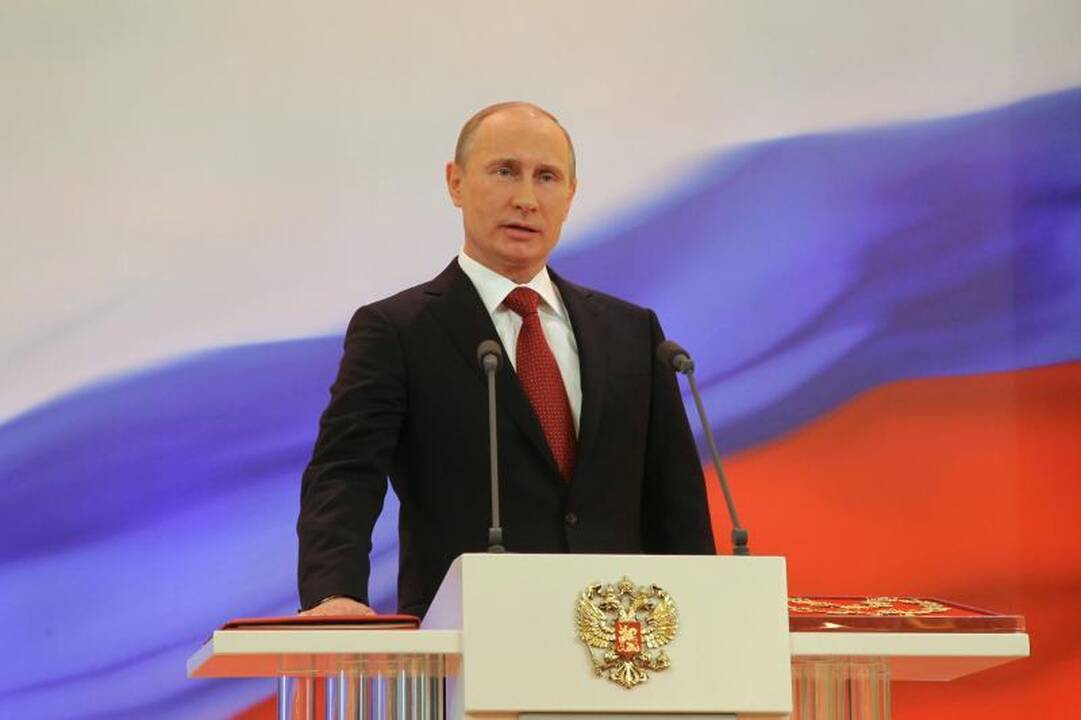 V.Putinas pasišaipė iš opozicijos kritikos dėl skrydžio su gervėmis