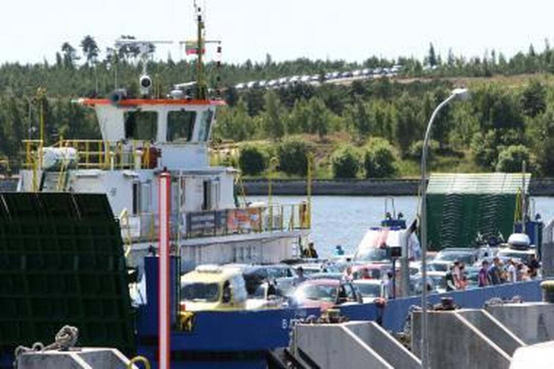 Į keltus – automobilių eilės