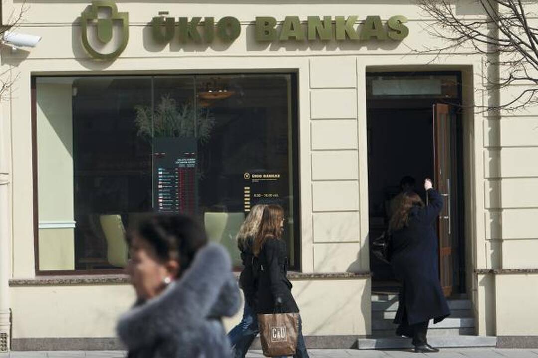 Ūkio bankas skatina klientus mokėti kortele 