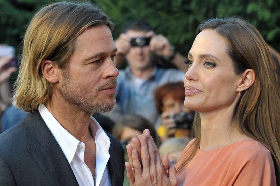 Bradas Pittas turi vaiką su kita moterimi?