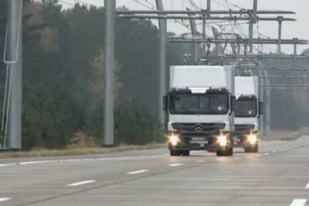 Į greitkelius išriedės elektriniai sunkvežimiai – „laidabraukiai“