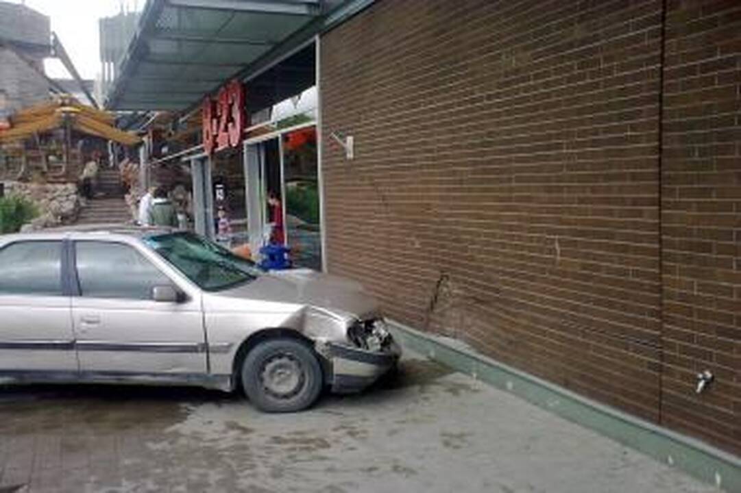 Garbaus amžiaus vairuotojas Kaune įvažiavo į „Maximą“
