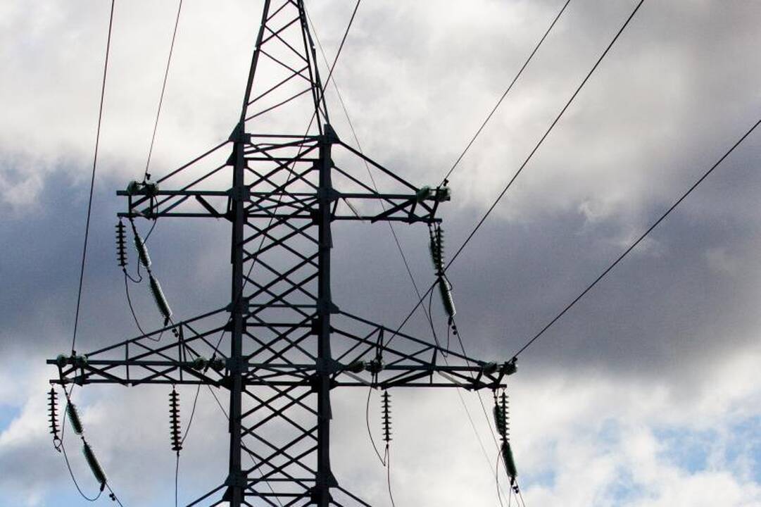Manė, kad aukštos įtampos elektros laidų stulpas yra tiltas