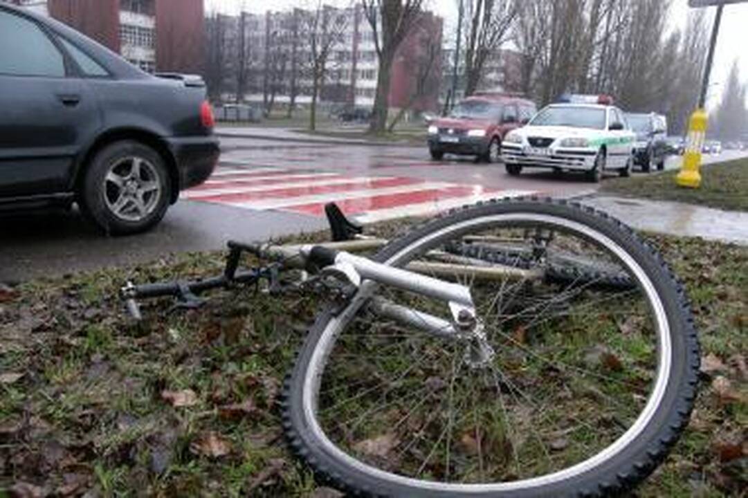 Pėsčiųjų perėjoje partrenktas dviratininkas
