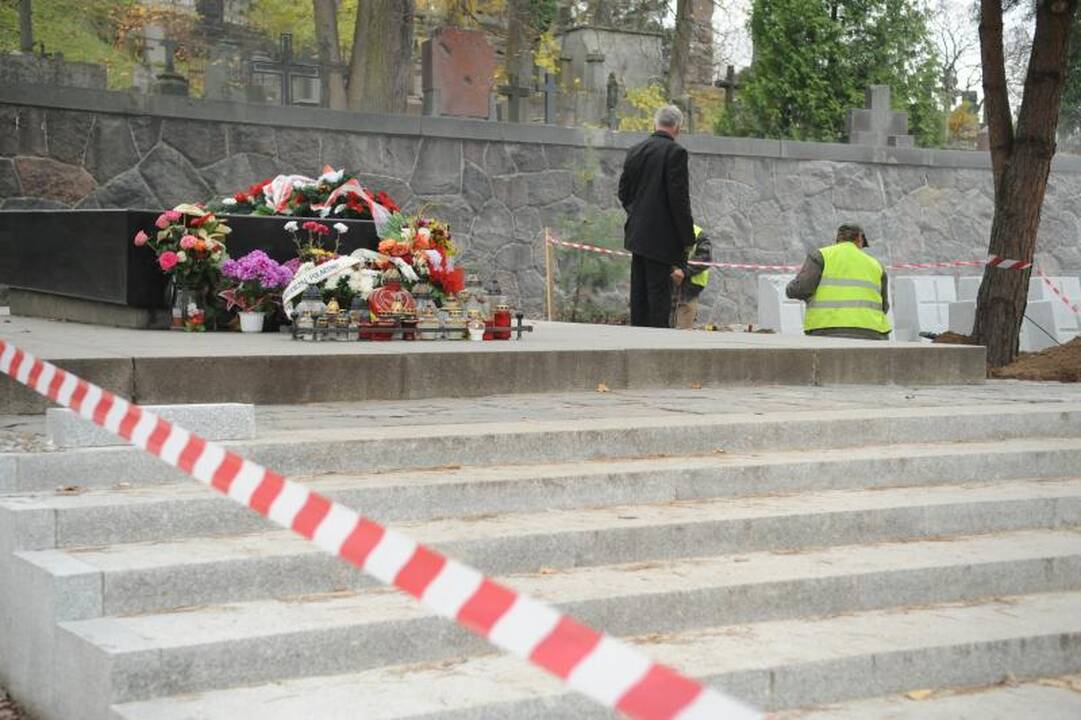 5 jaunuoliams pareikšti įtarimai dėl J. Pilsudskio kapo išniekinimo