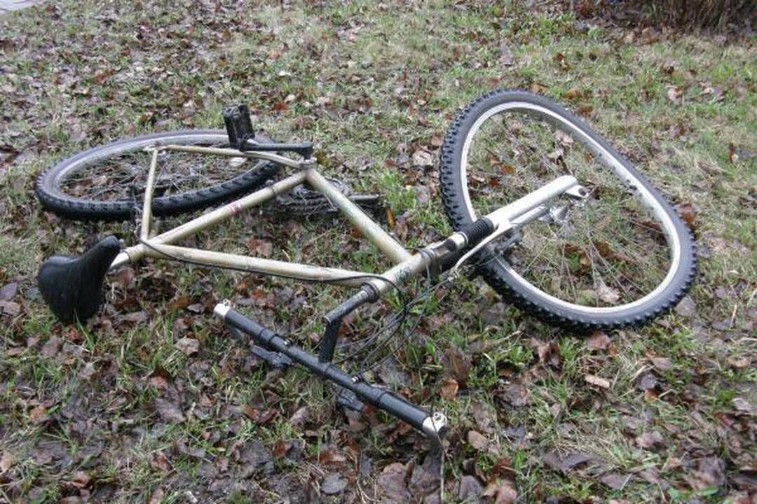 Pėsčiųjų perėjoje partrenktas dviratininkas