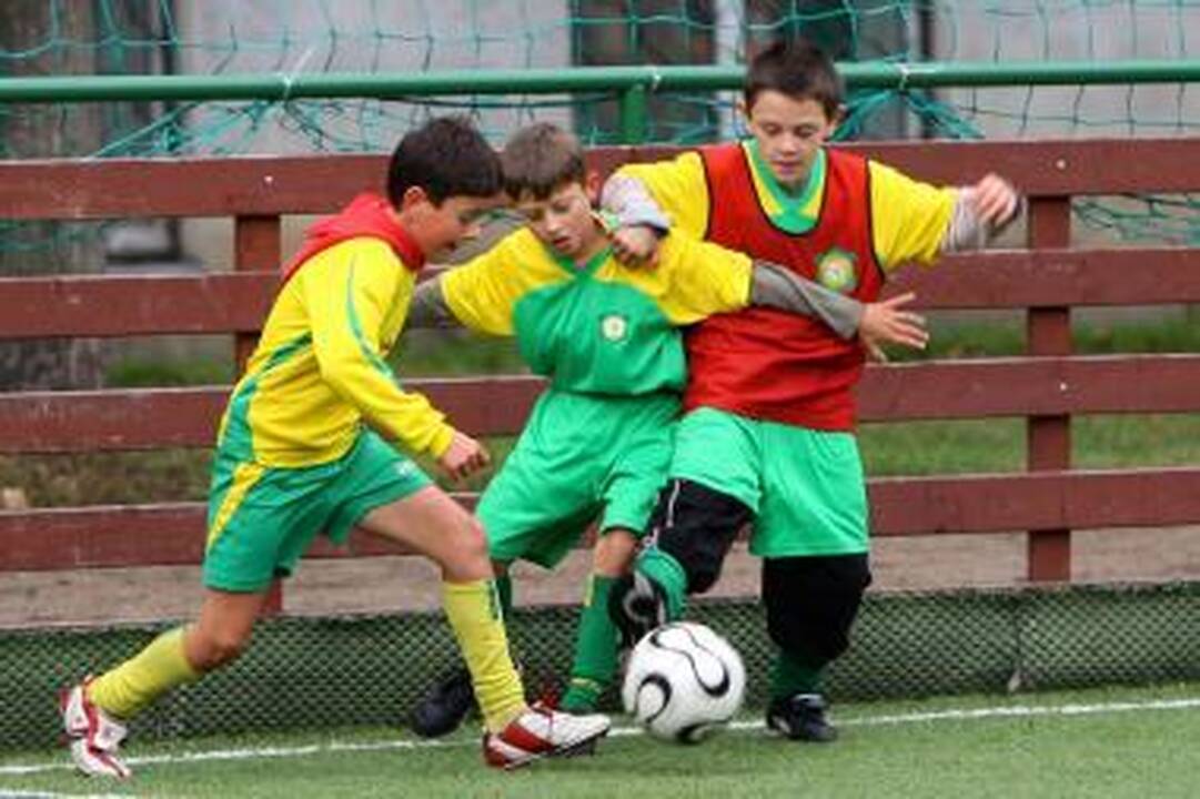 Jaunieji futbolininkai neįveikė trenerių