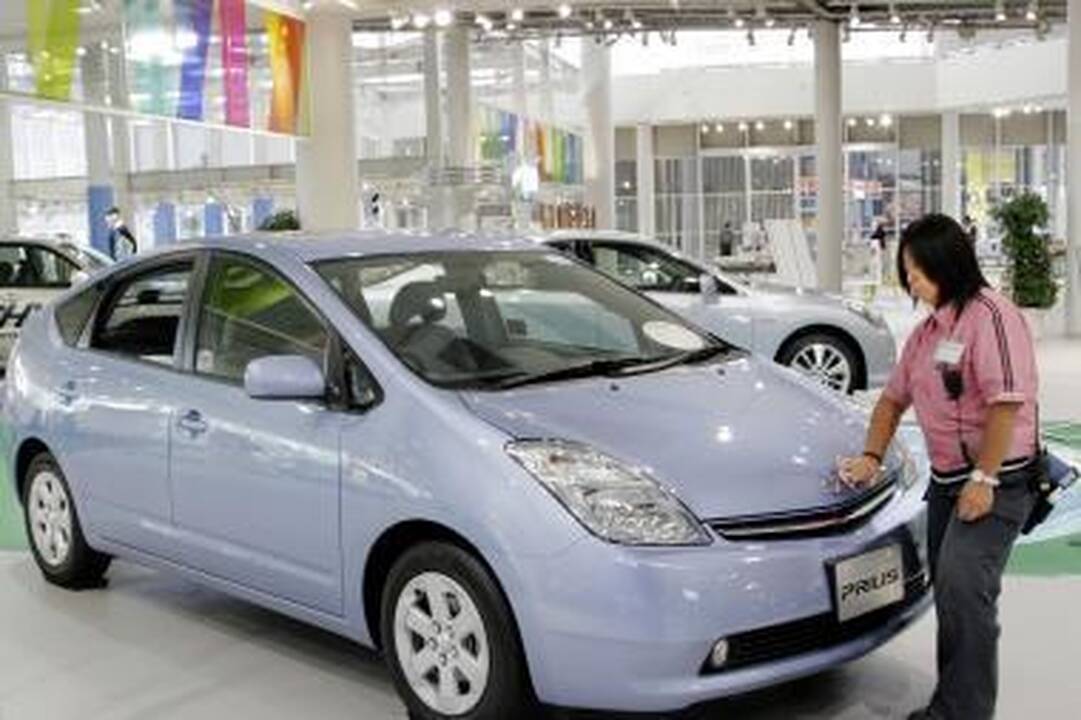 „Toyota" pakėlė hibridinių modelių kainas