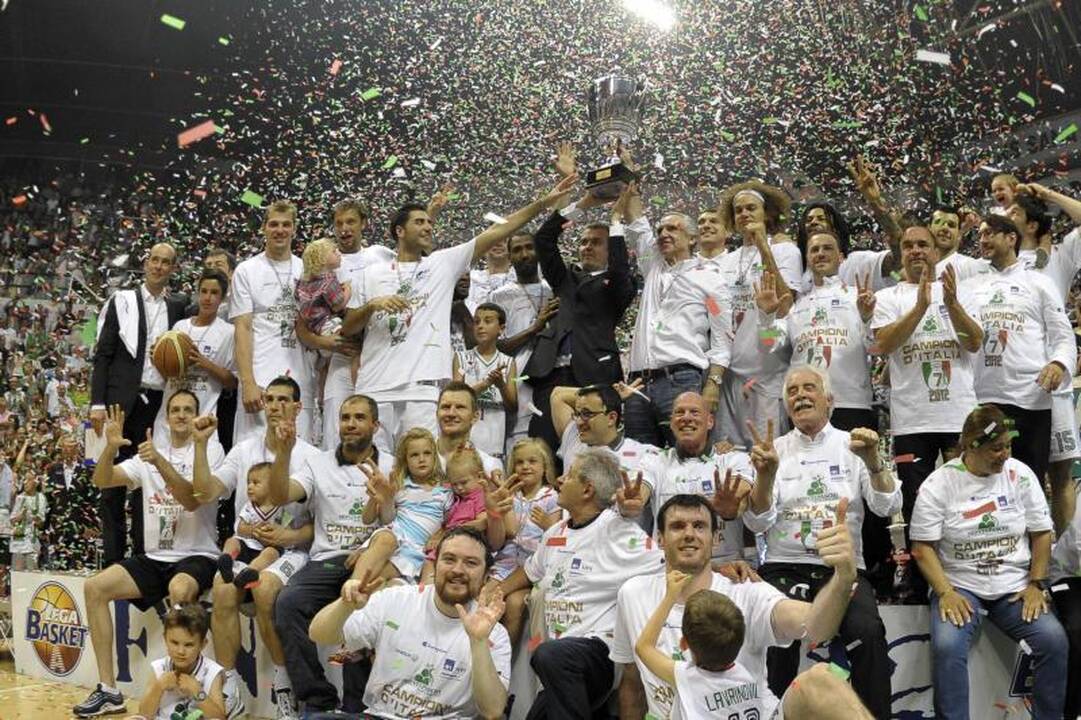 65-erių sulaukusi D.Parton vis dar gali didžiuotis įspūdinga figūra