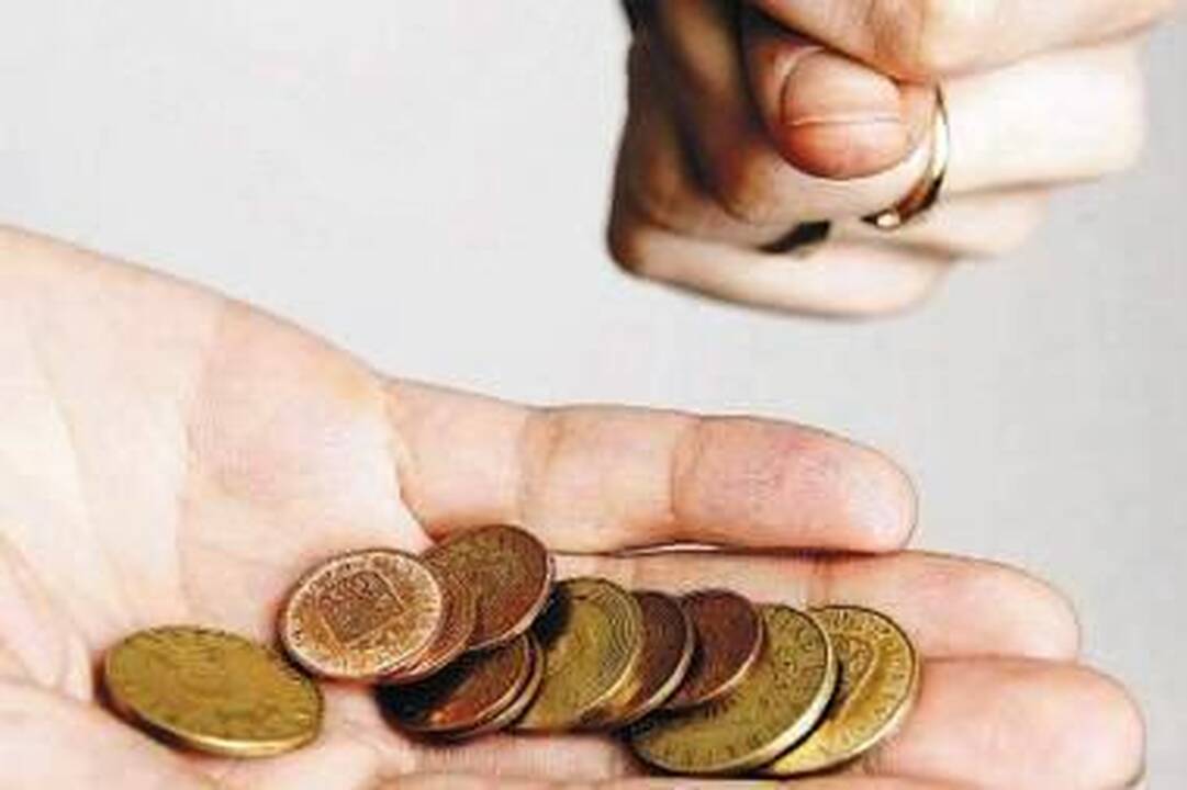 Bankas: Lietuva šiemet prašys TVF pagalbos, Latvija devalvuos latą 