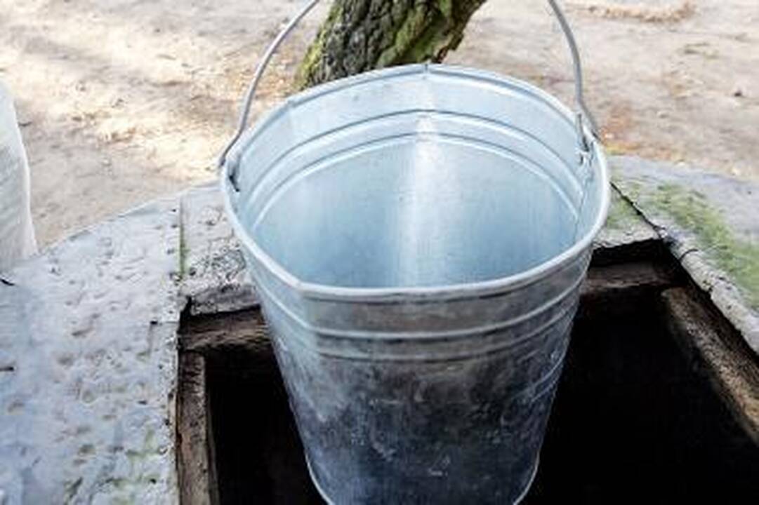 Įtariamojo motina policininkus apdaužė kibiru