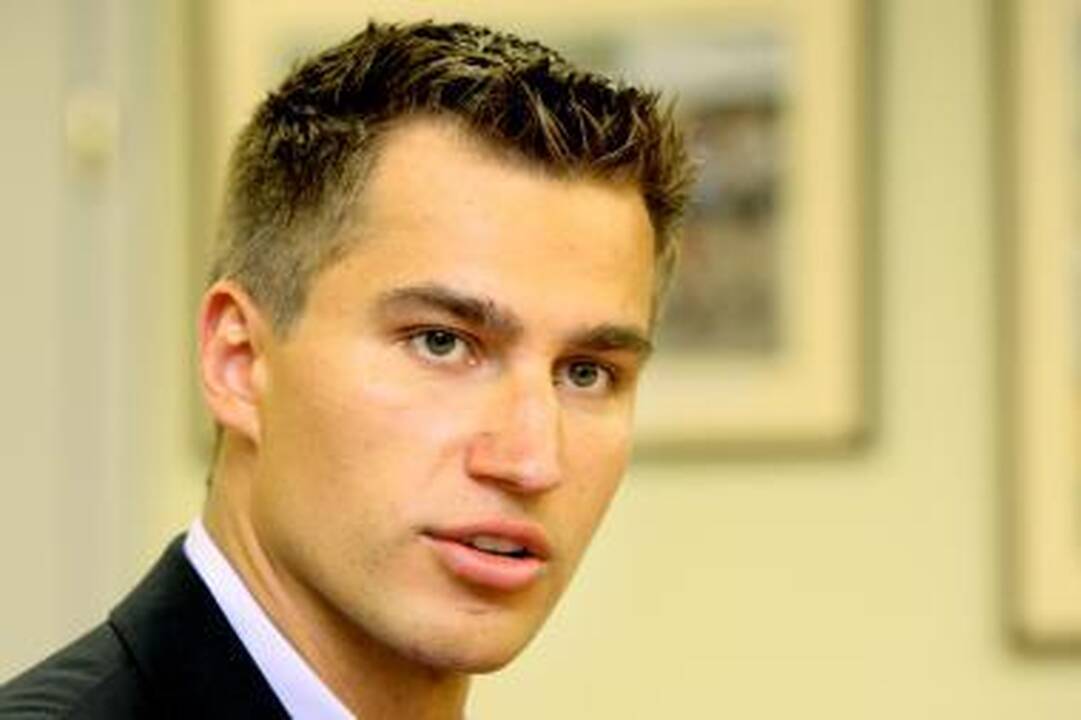 D.Zubrus nuginklavo „Bruins“ vartininką 