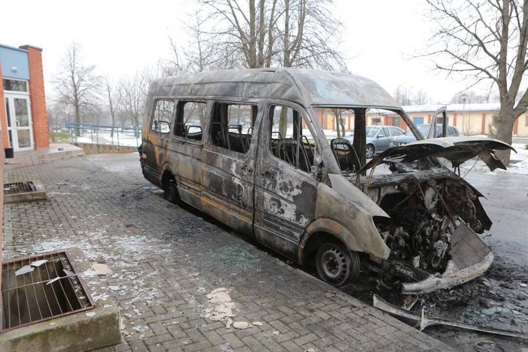 Padegėjai Klaipėdoje supleškino laidojimo įmonės mikroautobusą