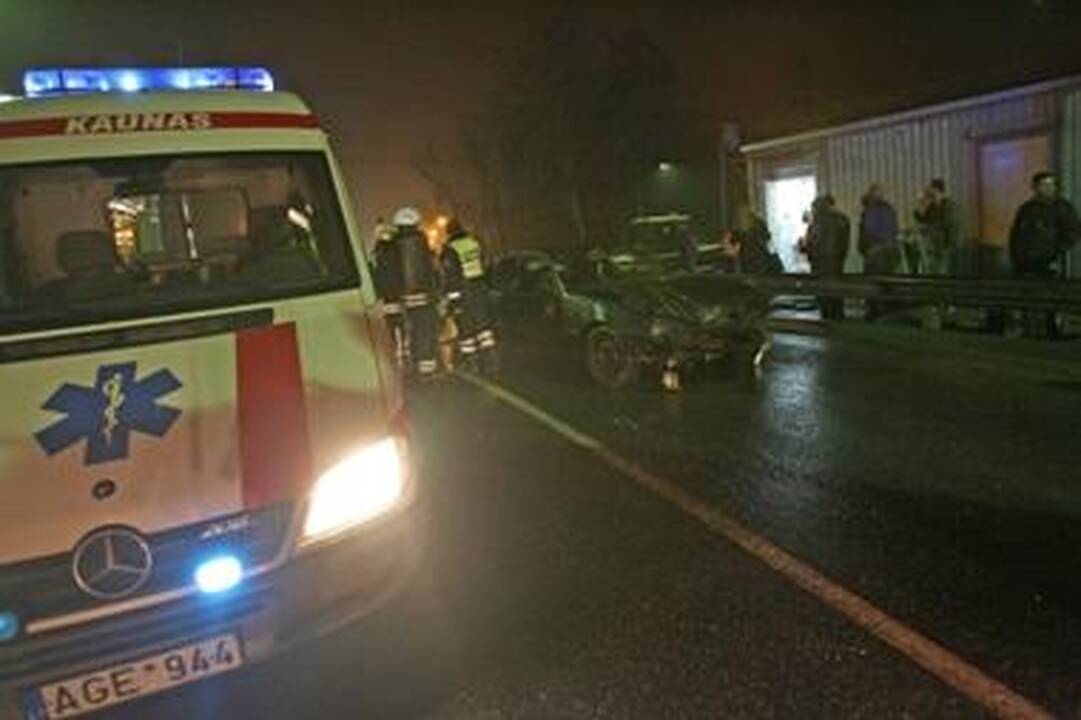 Kauniečio automobilis apvirto geležinkelio pervažoje